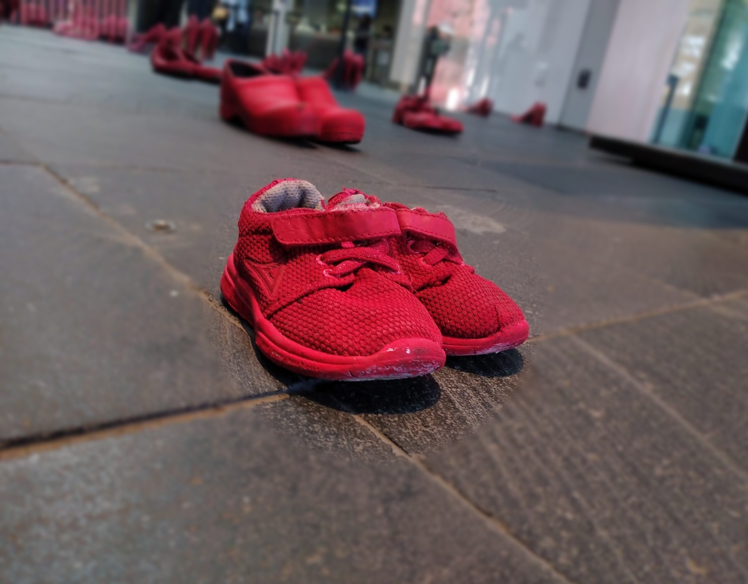 “Zapatos Rojos”, el arte y la memoria para denunciar la violencia feminicida