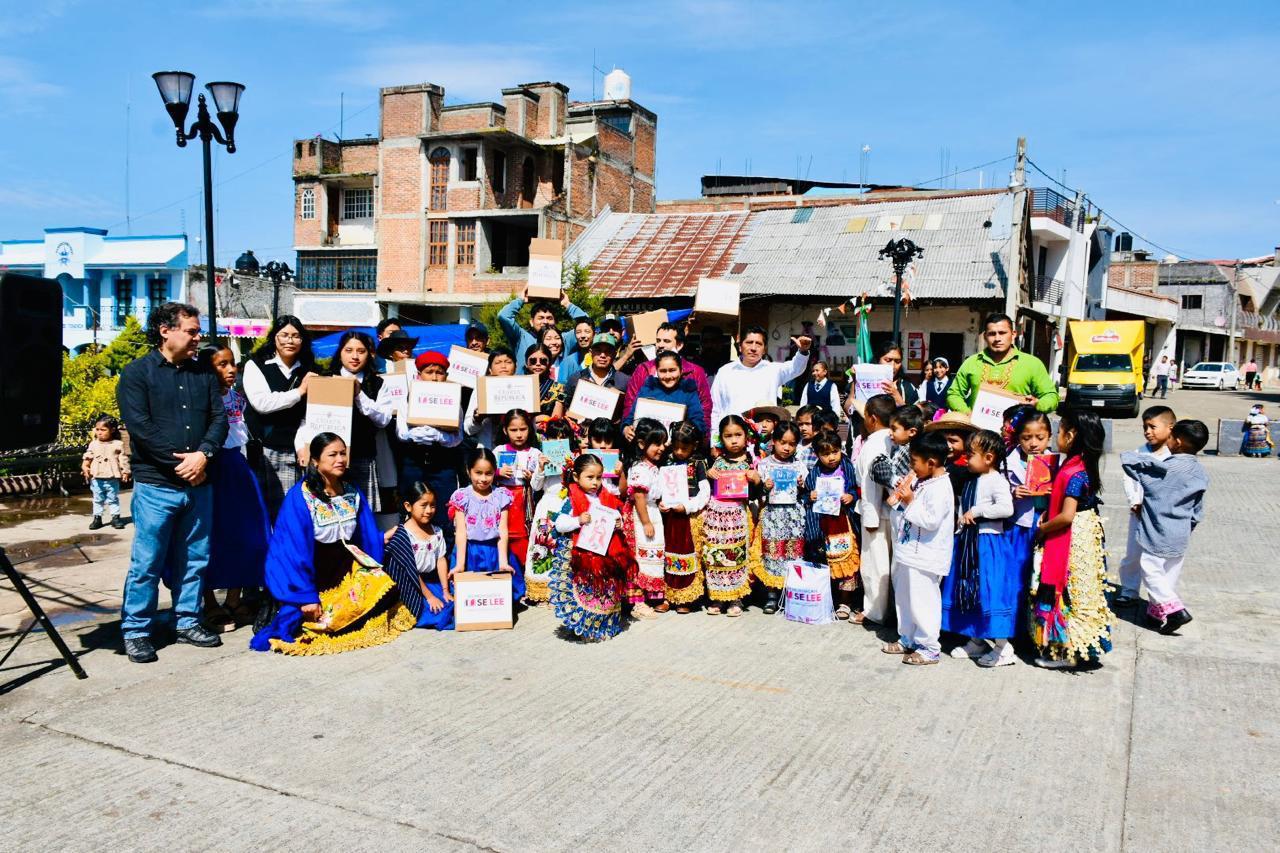 Escuelas de Pamatácuaro reciben bibliotecas de Cuarta República y En Michoacán SEE Lee