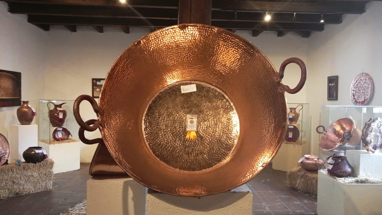 Brillan artesanías de cobre en la Feria Nacional de Santa Clara