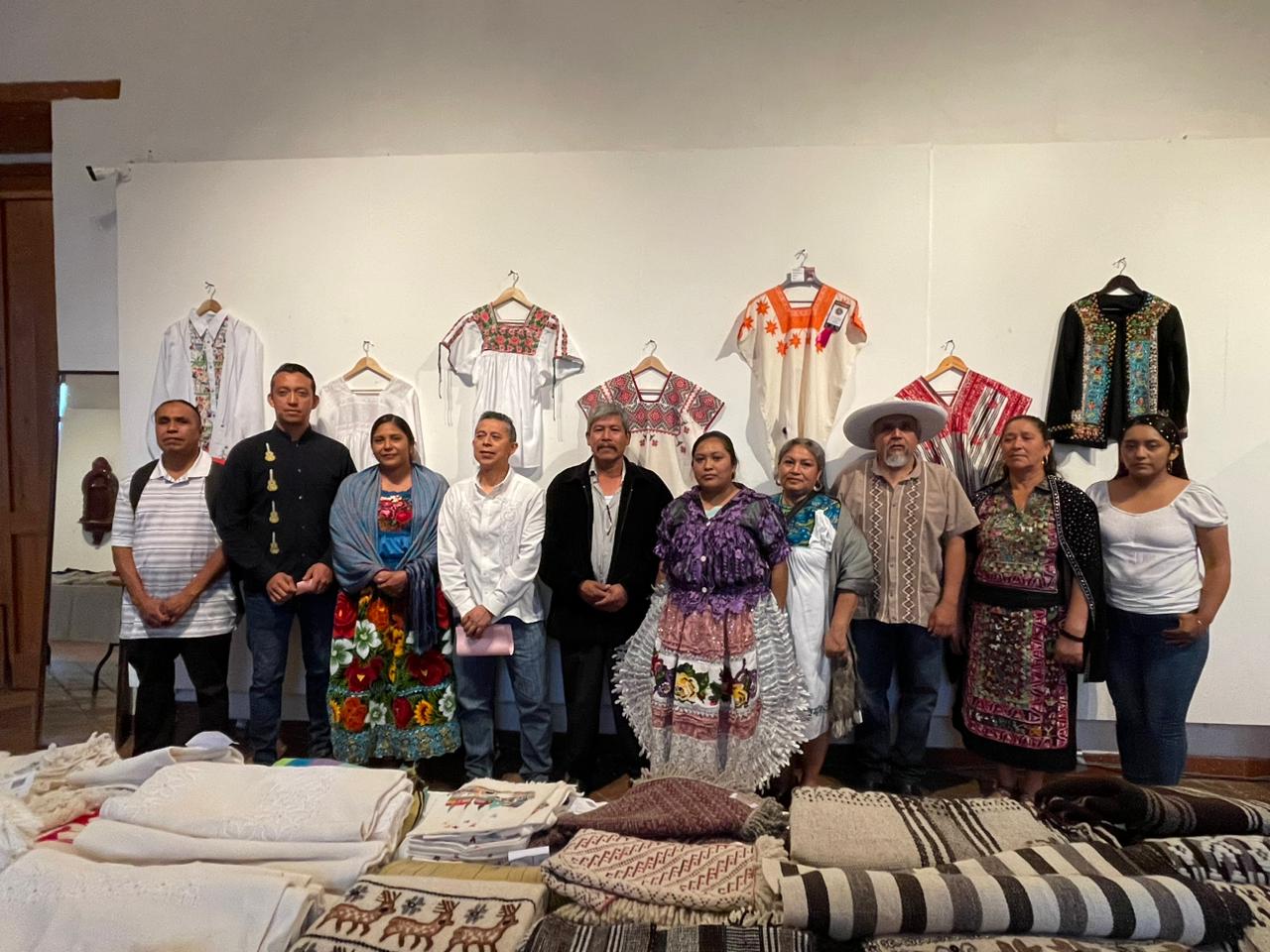 Mujer de Angahuan ganó premio en concurso artesanal de Michoacán