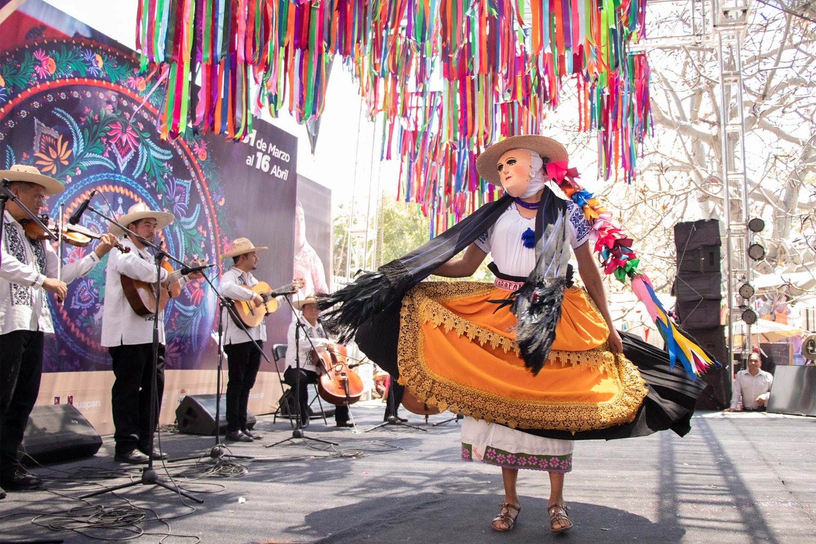Entregan premios a ganadores de los concursos de Artesanías e Indumentaria Tradicional en Michoacán