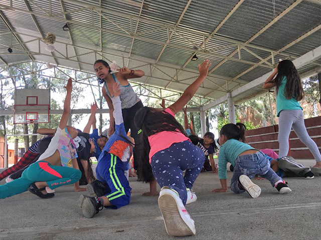 San Bernabé recibe danza y música para sus niños