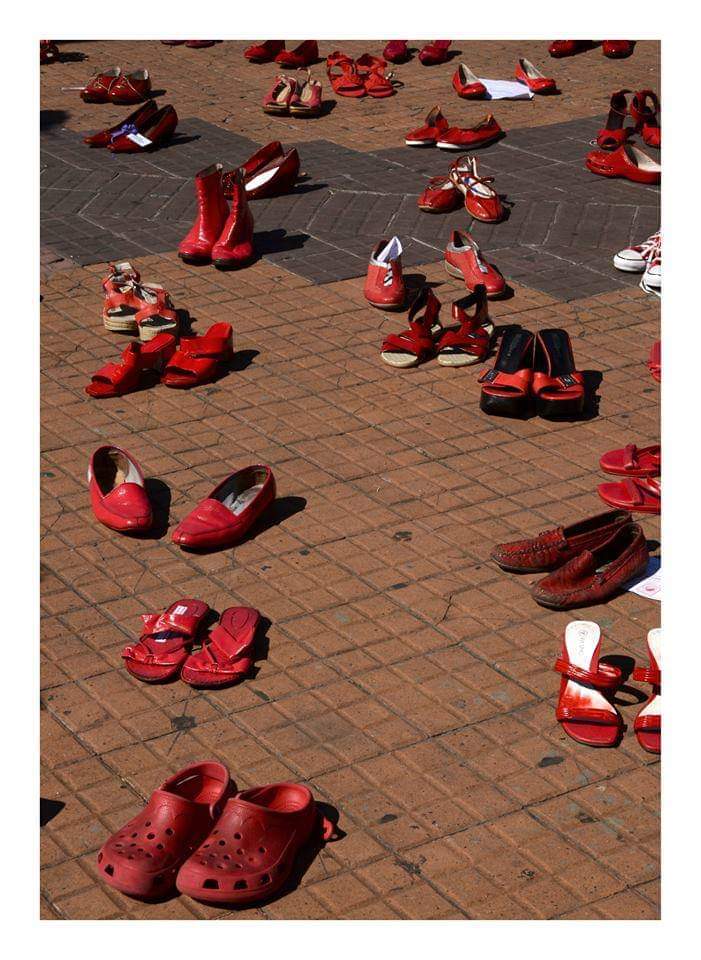 Zapatos Rojos, instalación de arte público, nace del dolor y busca sembrar esperanza ante la violencia feminicida