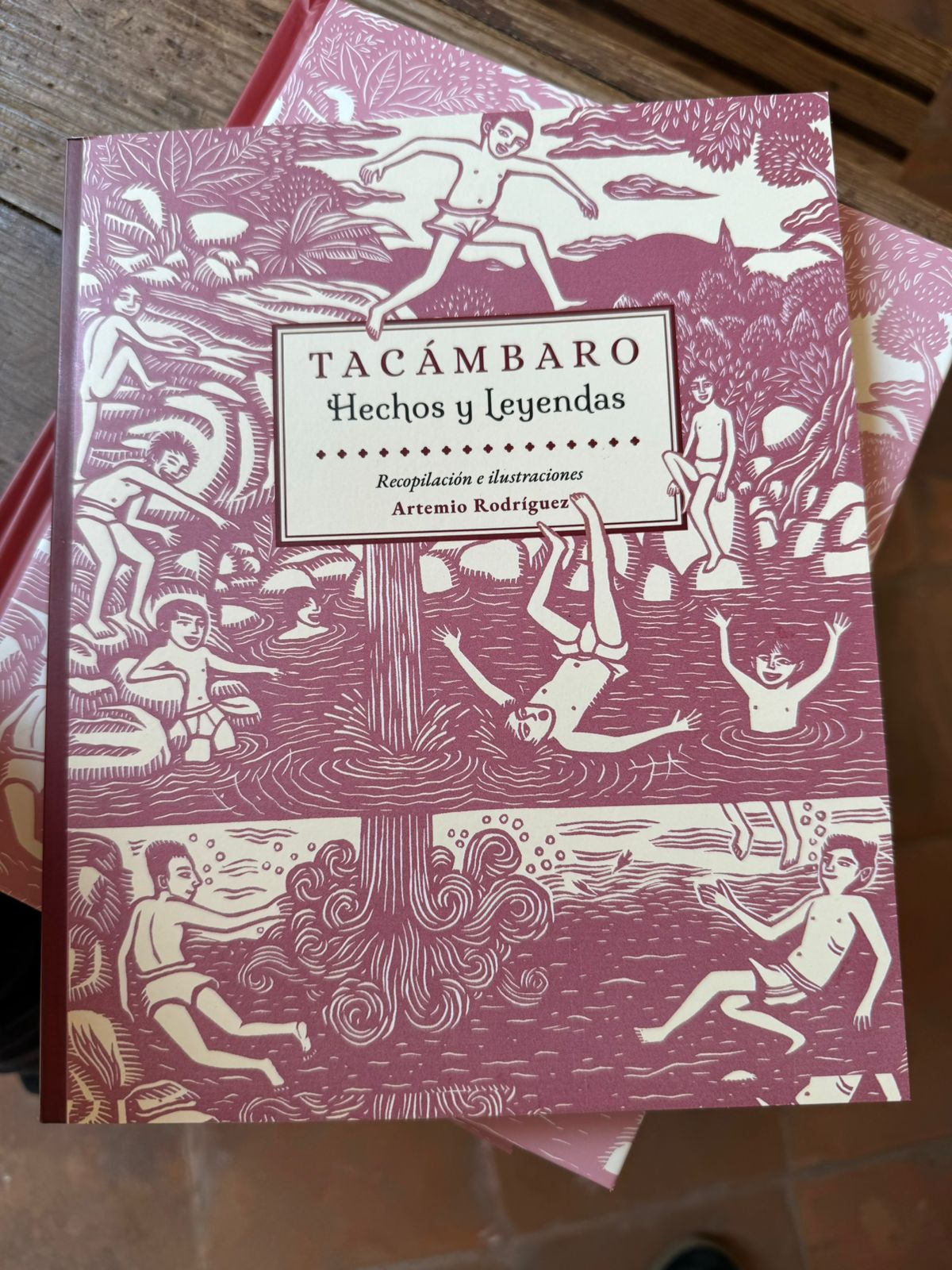 Presentan el libro “Tacámbaro, Hechos y Leyendas” del artista Artemio Rodríguez en Pátzcuaro