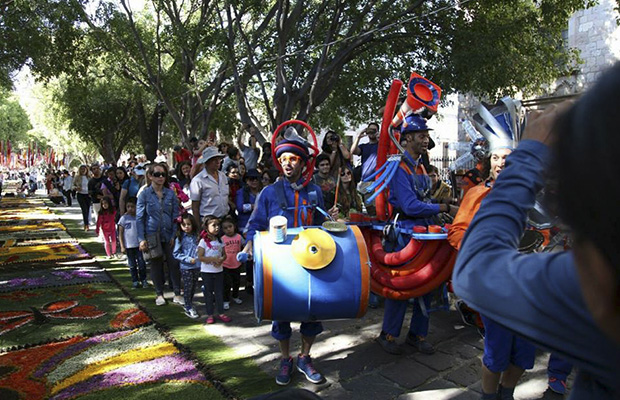 Diversión y mucha alegría con el espectáculo pasacalles de Les Transformateurs Acoustiques